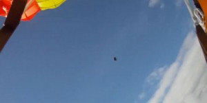 Grabado en vídeo por primera vez: Un paracaidista se salva de chocar con un meteorito