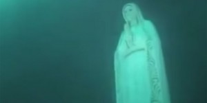 Buzos que buscan el avión de Malasia encuentran una imagen de la Virgen María