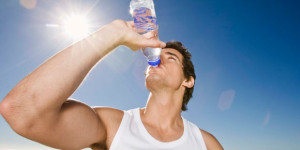 ¿Cómo perder peso tomando agua pura?